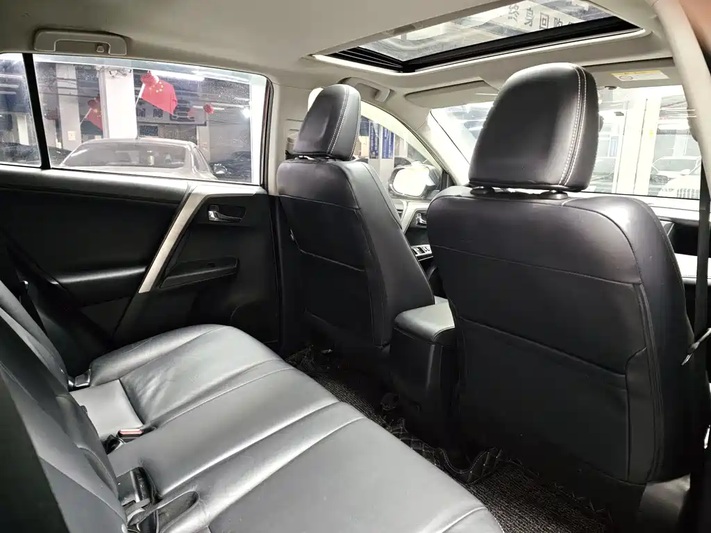 Toyota RAV4 2017 — фото 11