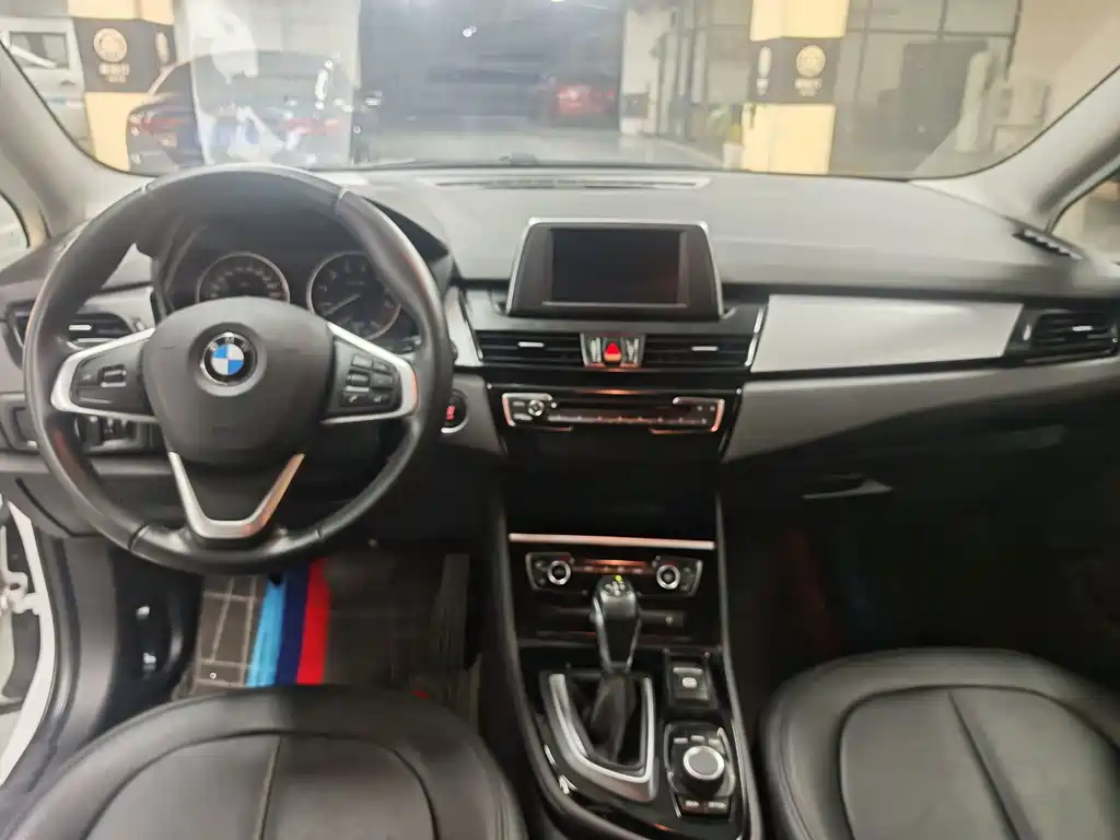 BMW 2 Series Wagon 2018 — фото 9