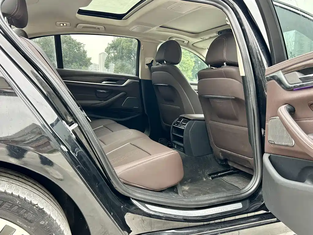 BMW 5 Series 2023 — фото 17