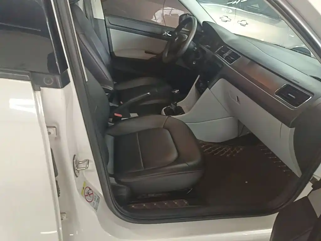Skoda Rapid 2015 — фото 25