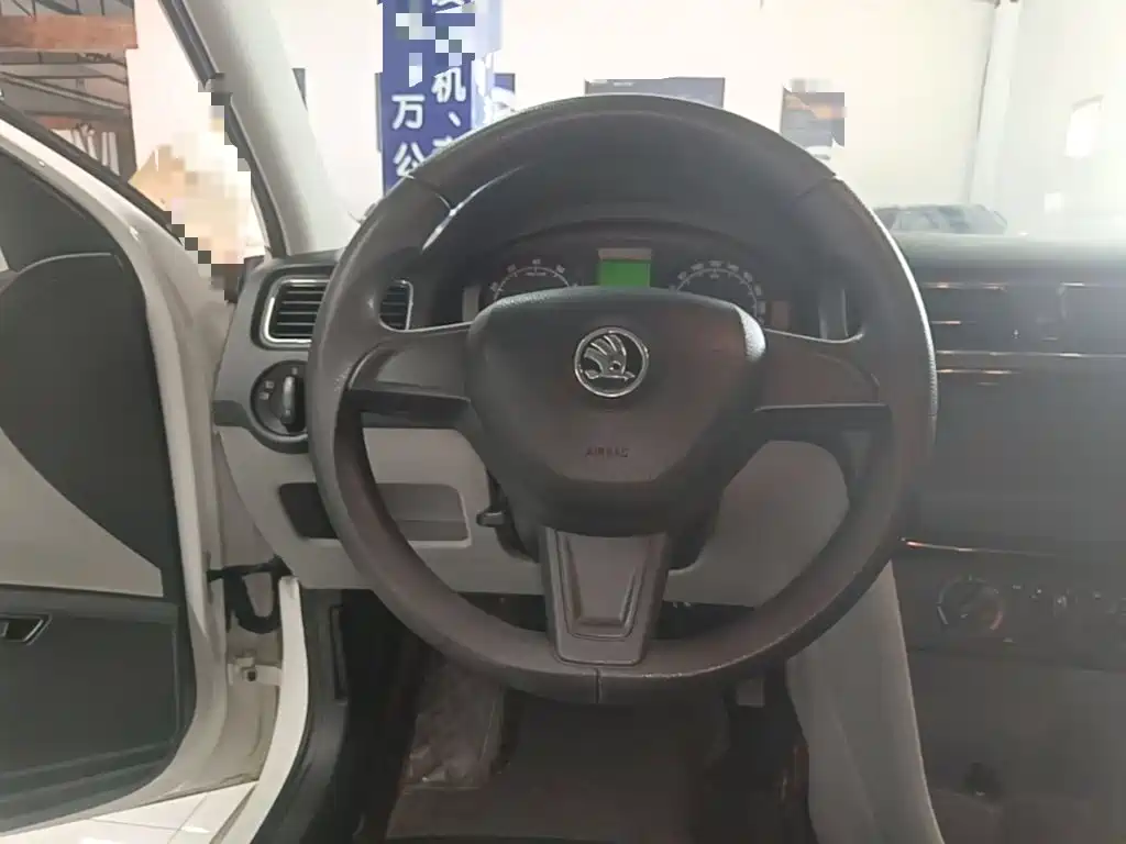 Skoda Rapid 2015 — фото 11