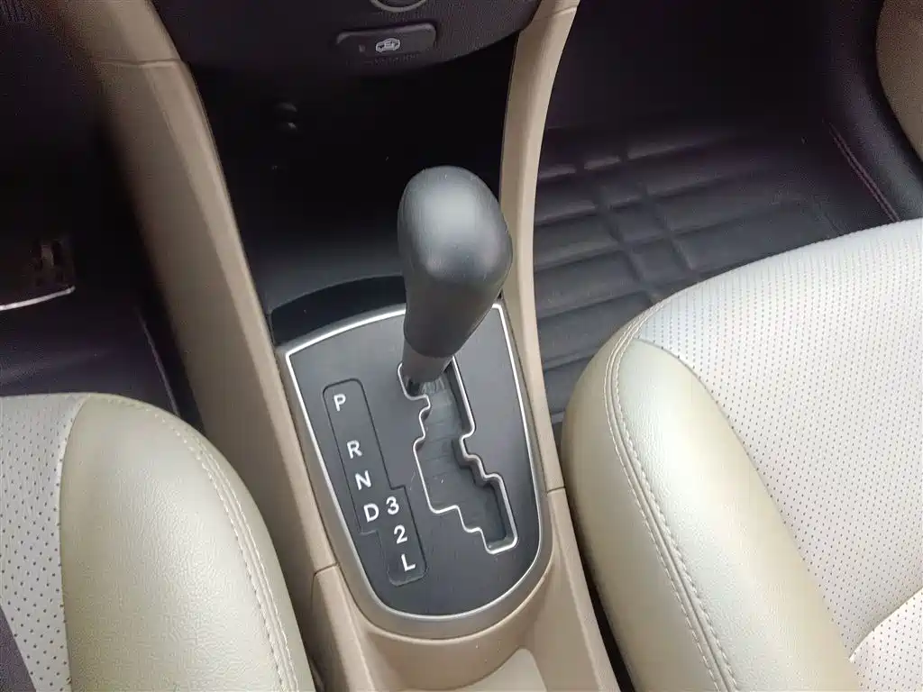 Hyundai Verna 2015 — фото 10