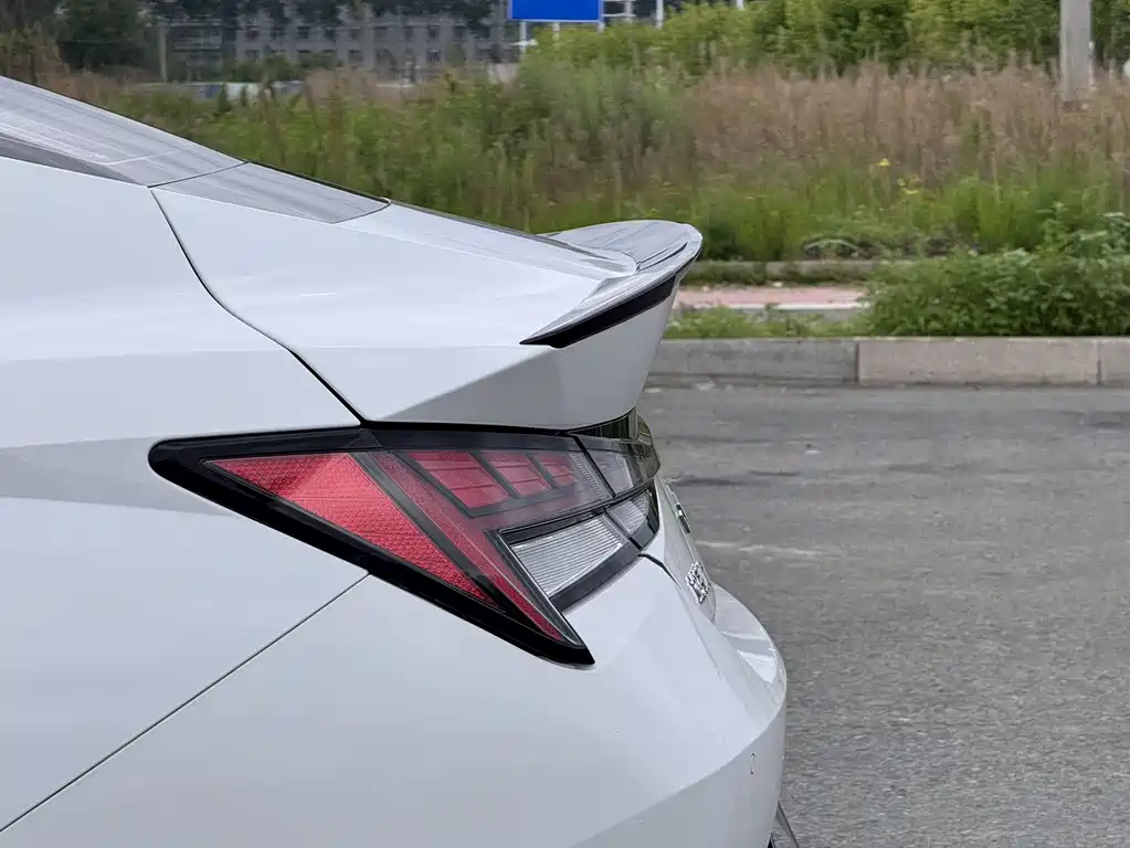 Hyundai Elantra 2023 — фото 16