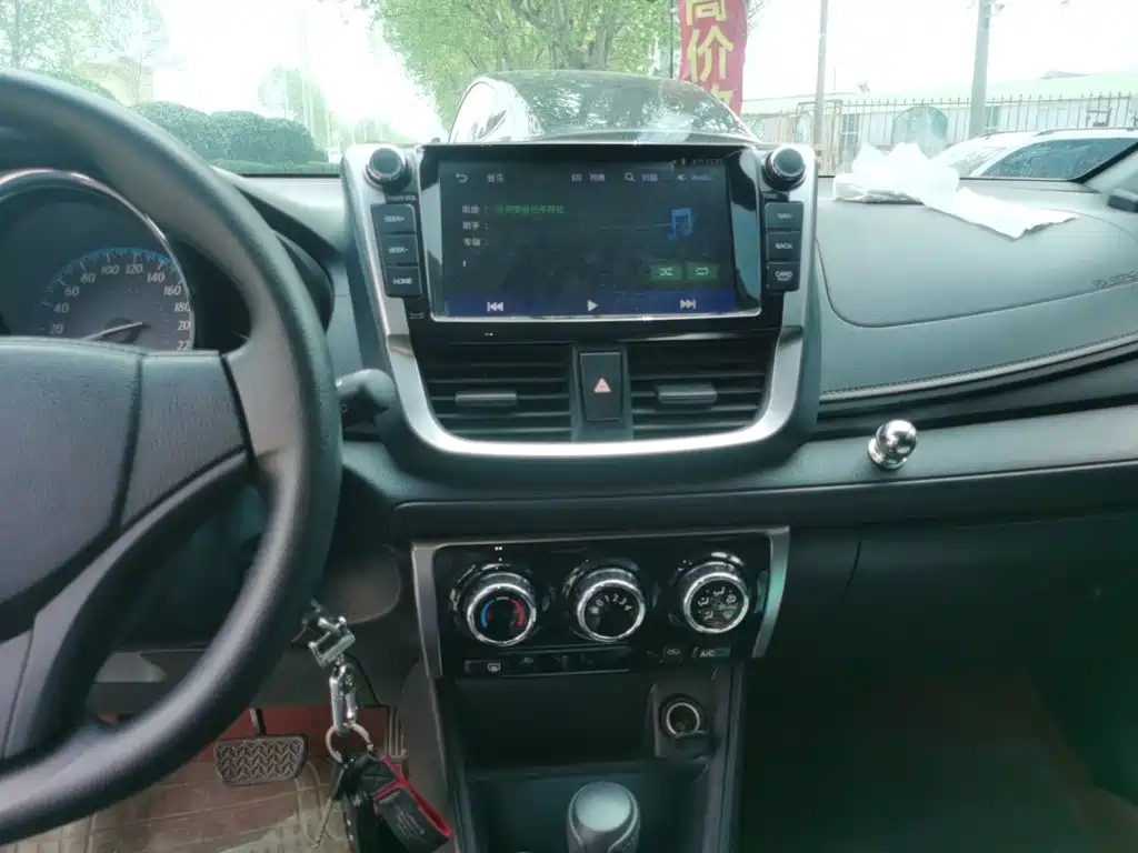 Toyota Yaris L 2017 — фото 9