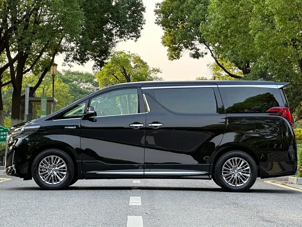 Toyota Alphard 2021 — фото 17