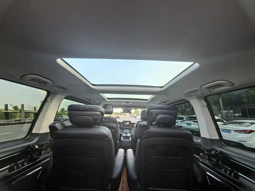 Mercedes-Benz V-Class 2018 — фото 19