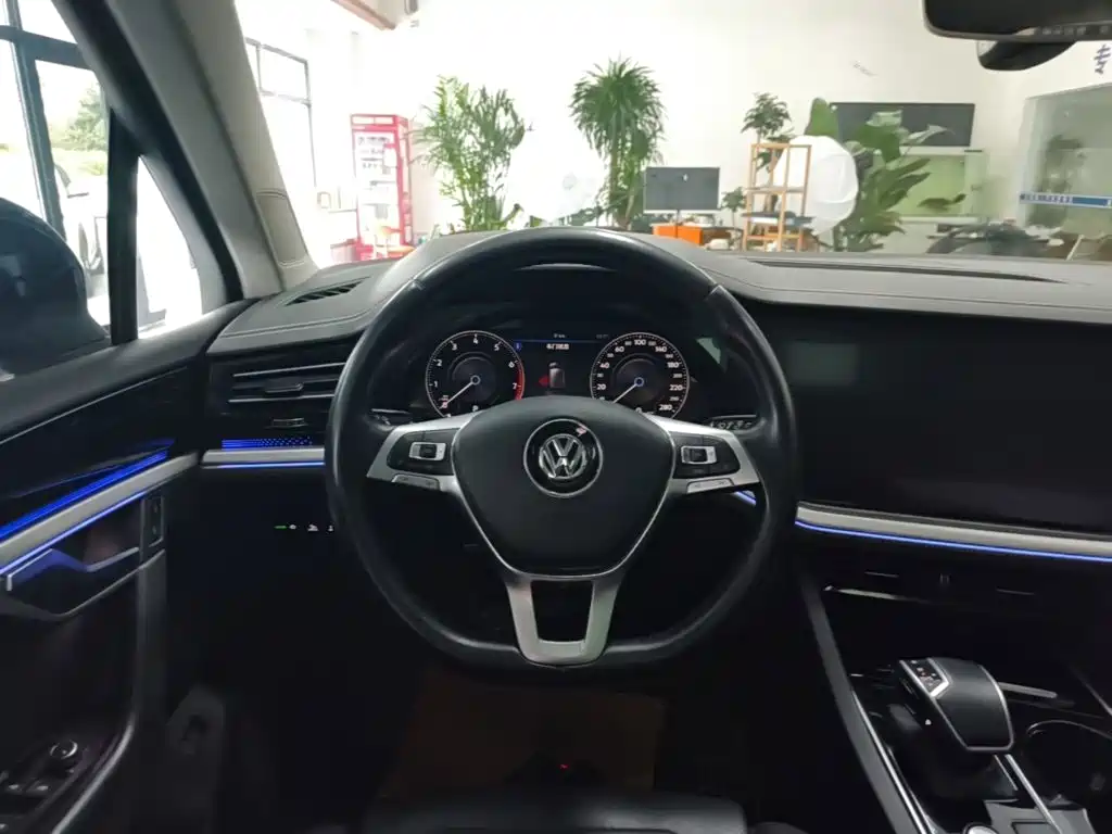 Volkswagen Touareg 2020 — фото 11