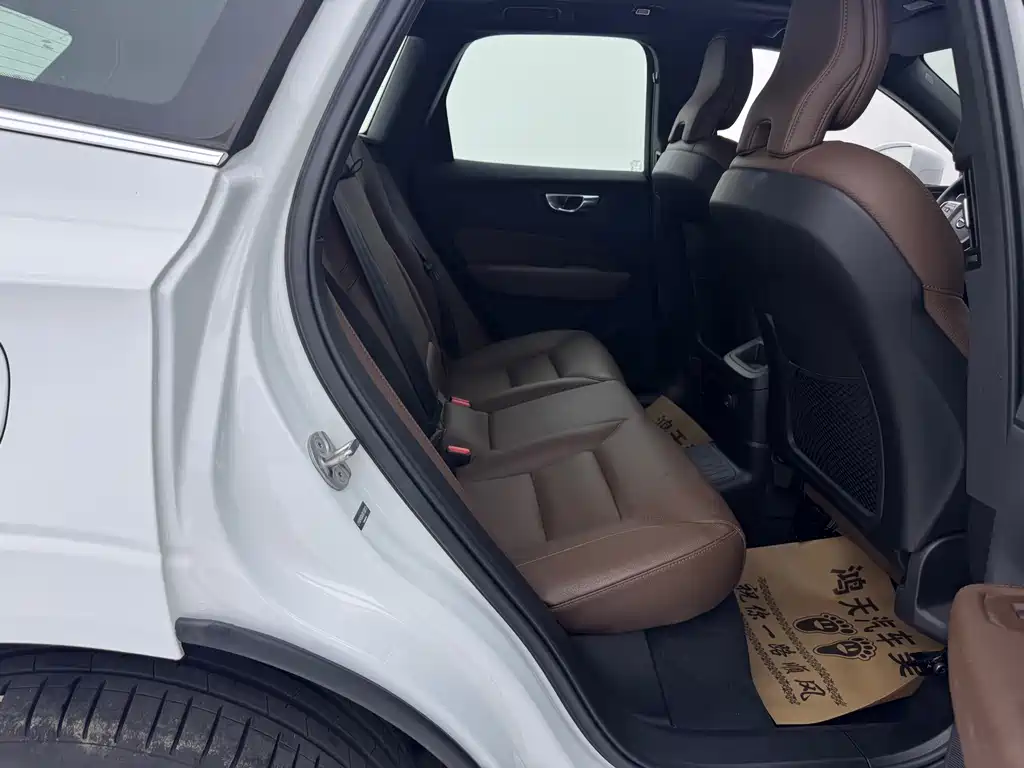 Volvo XC60 PHEV 2025 — фото 10