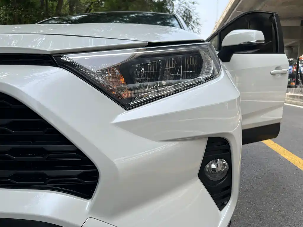 Toyota RAV4 2021 — фото 15