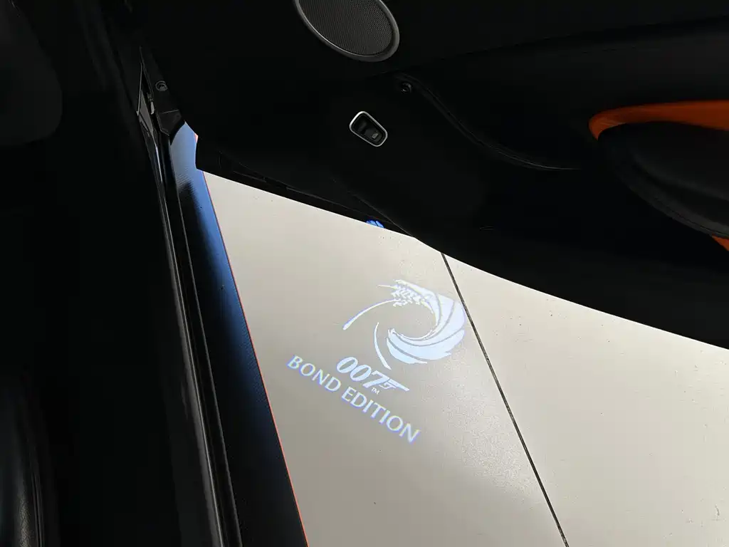 Aston Martin V8 Vantage 2019 — фото 10