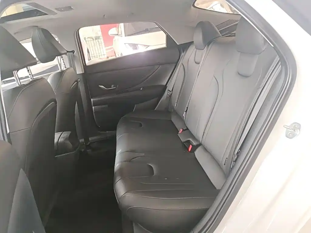 Hyundai Elantra 2022 — фото 17