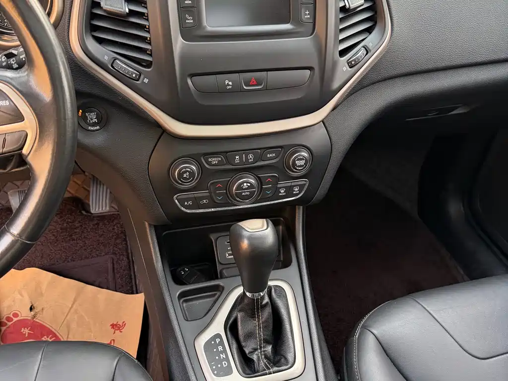 Jeep Cherokee 2017 — фото 14