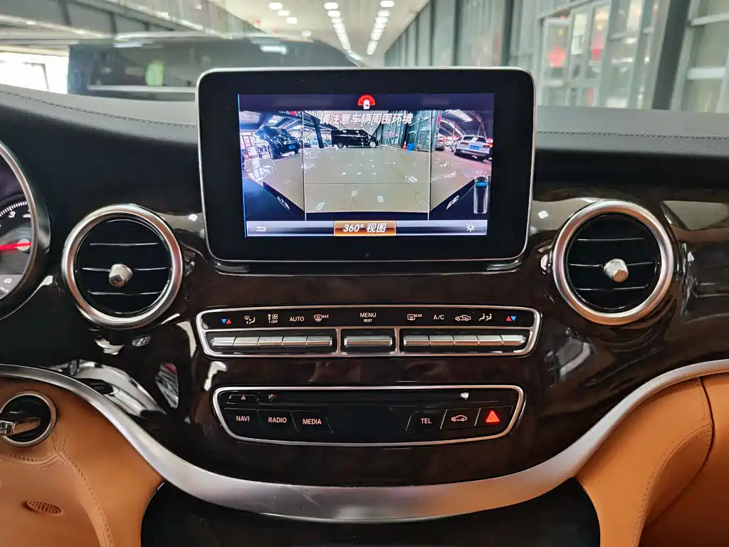 Mercedes-Benz V-Class 2018 — фото 18