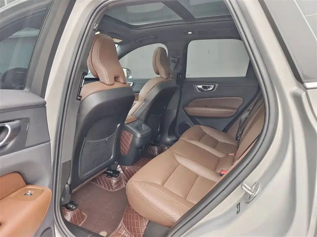 Volvo XC60 2022 — фото 13