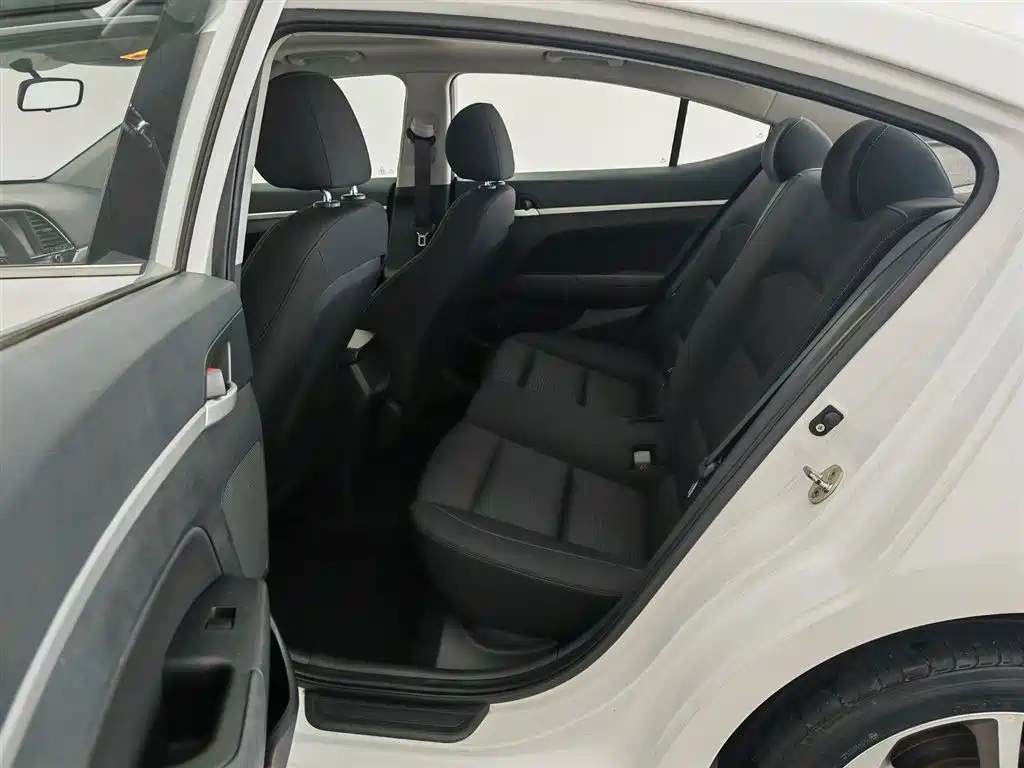 Hyundai Elantra 2018 — фото 15