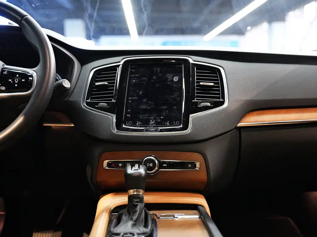 Volvo XC90 2017 — фото 18