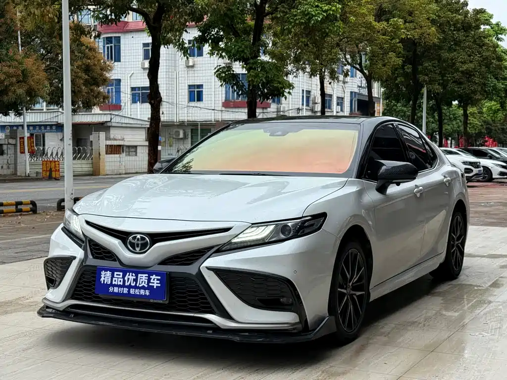 Toyota Camry 2022 — фото 1