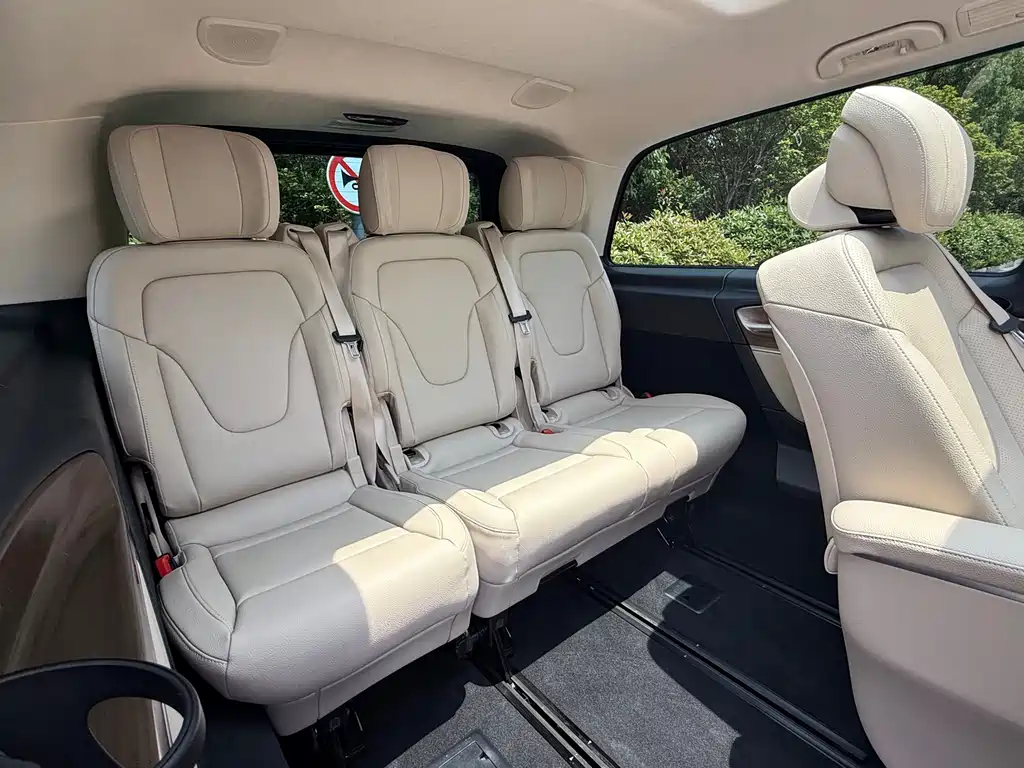 Mercedes-Benz V-Class 2022 — фото 13