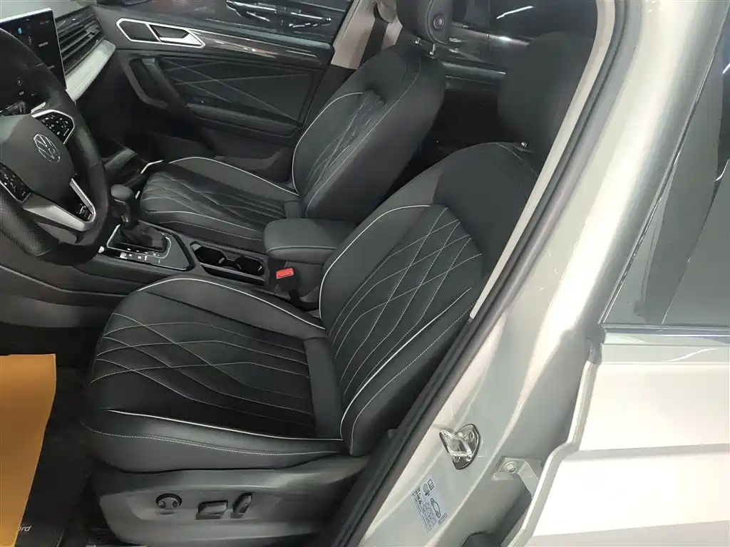 Volkswagen Tiguan L 2023 — фото 15