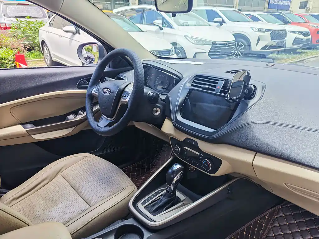 Ford Escort 2015 — фото 18