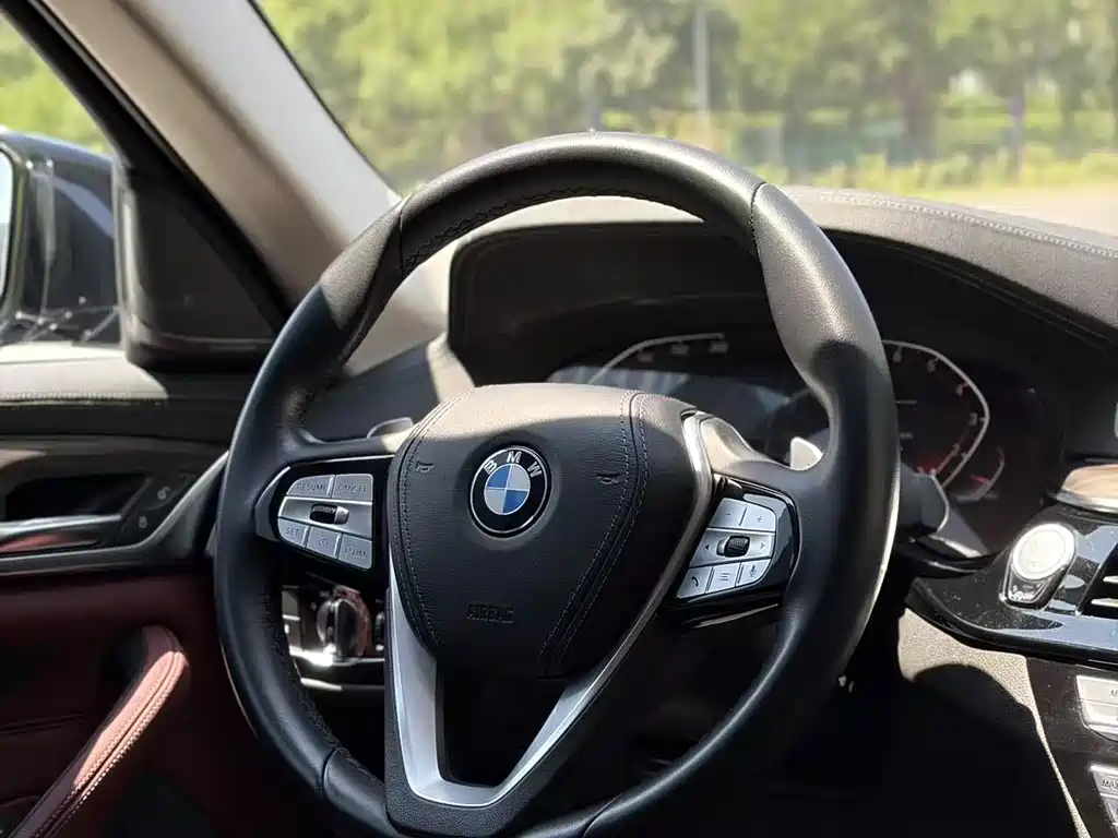 BMW 5 Series 2022 — фото 10