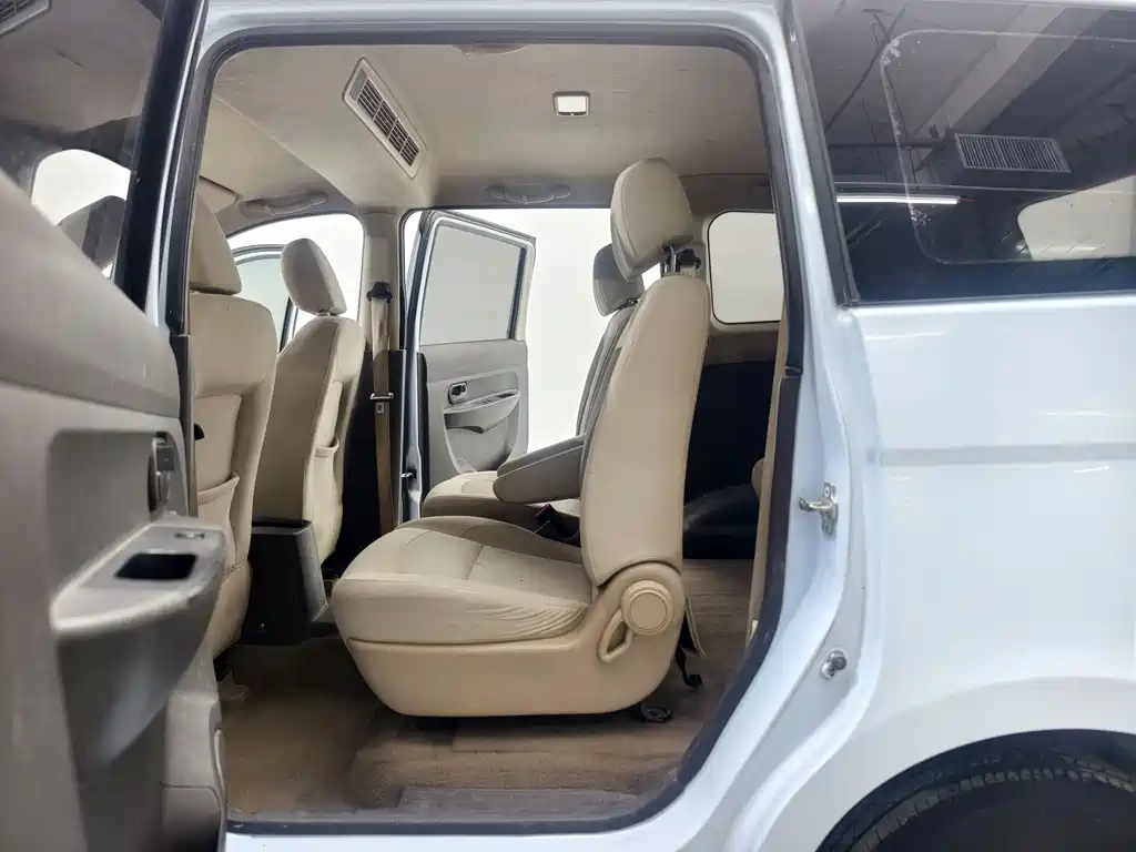 Wuling Hongguang 2016 — фото 13