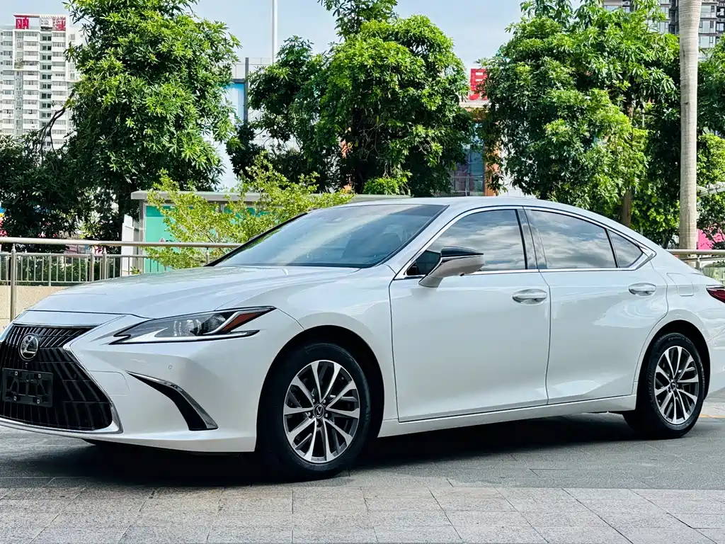Lexus ES 2023 — фото 1