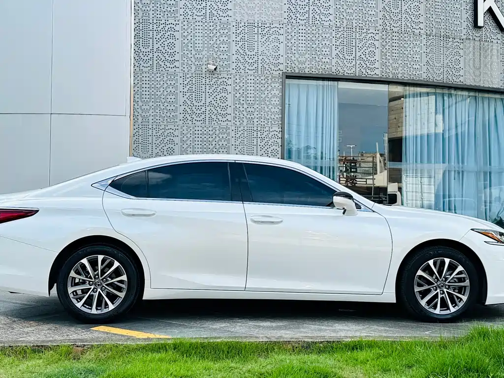 Lexus ES 2023 — фото 11