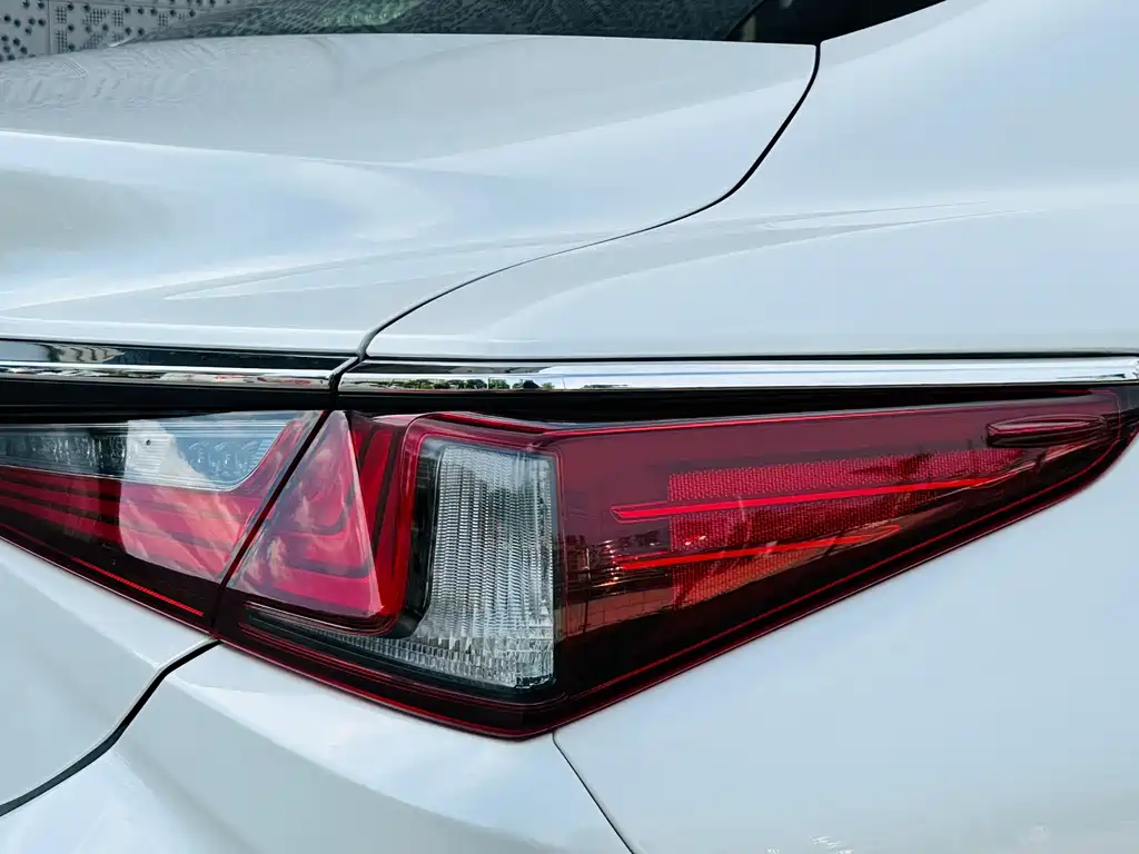 Lexus ES 2023 — фото 12