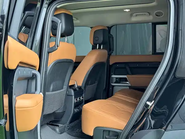 Land Rover Defender 2023