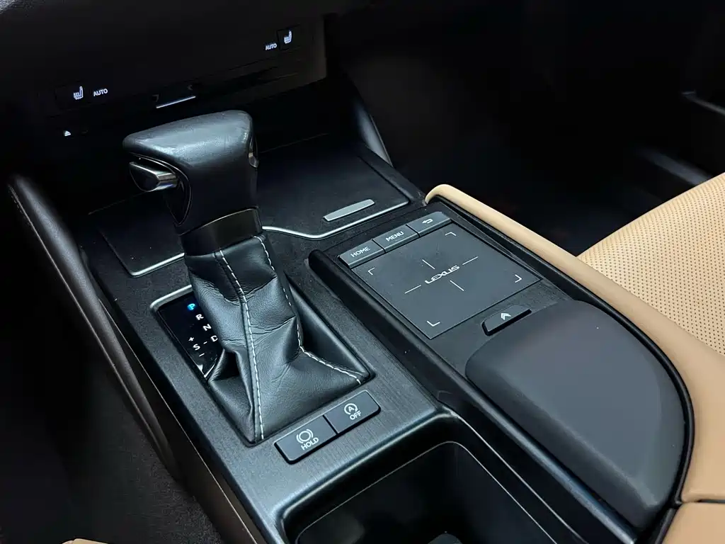 Lexus ES 2019 — фото 14