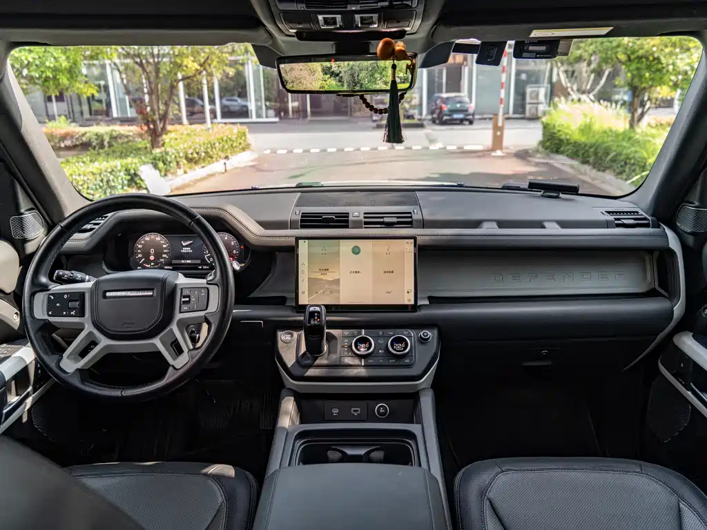 Land Rover Defender 2023 — фото 11