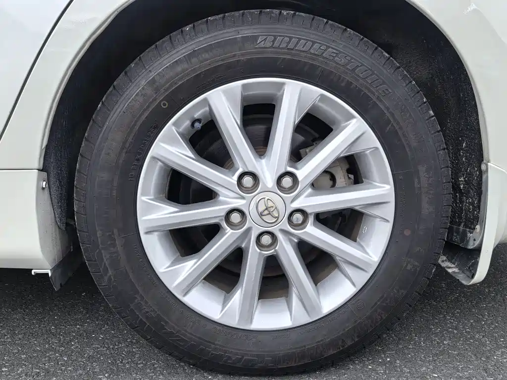 Toyota Camry 2015 — фото 8