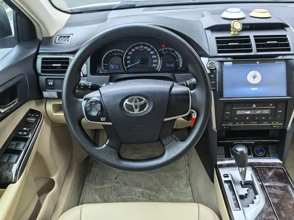Toyota Camry 2015 — фото 18