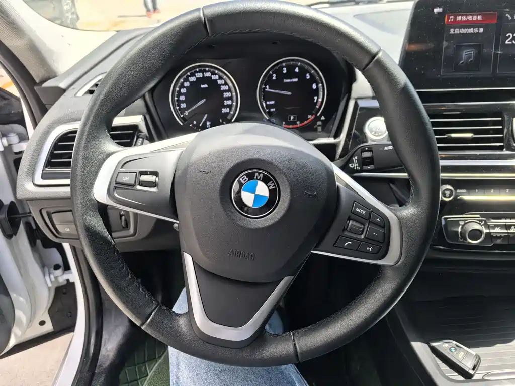 BMW 1 Series 2023 — фото 17