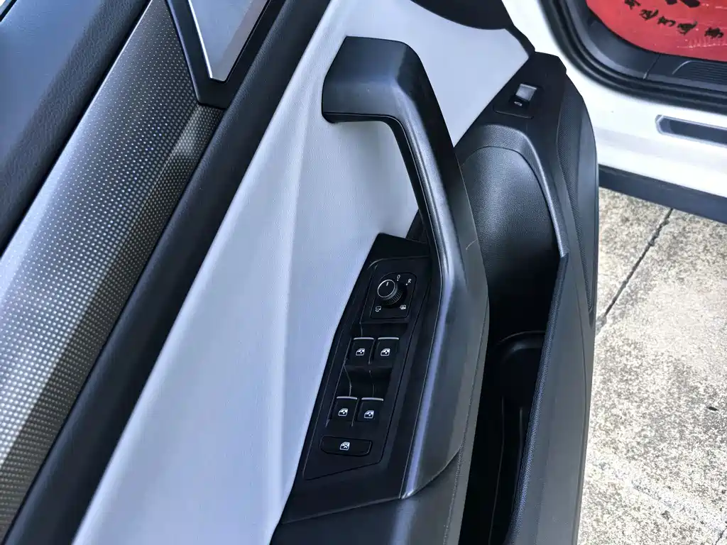 Volkswagen T-Roc 2023 — фото 9