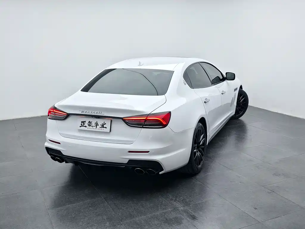 Maserati Quattroporte 2015 — фото 13
