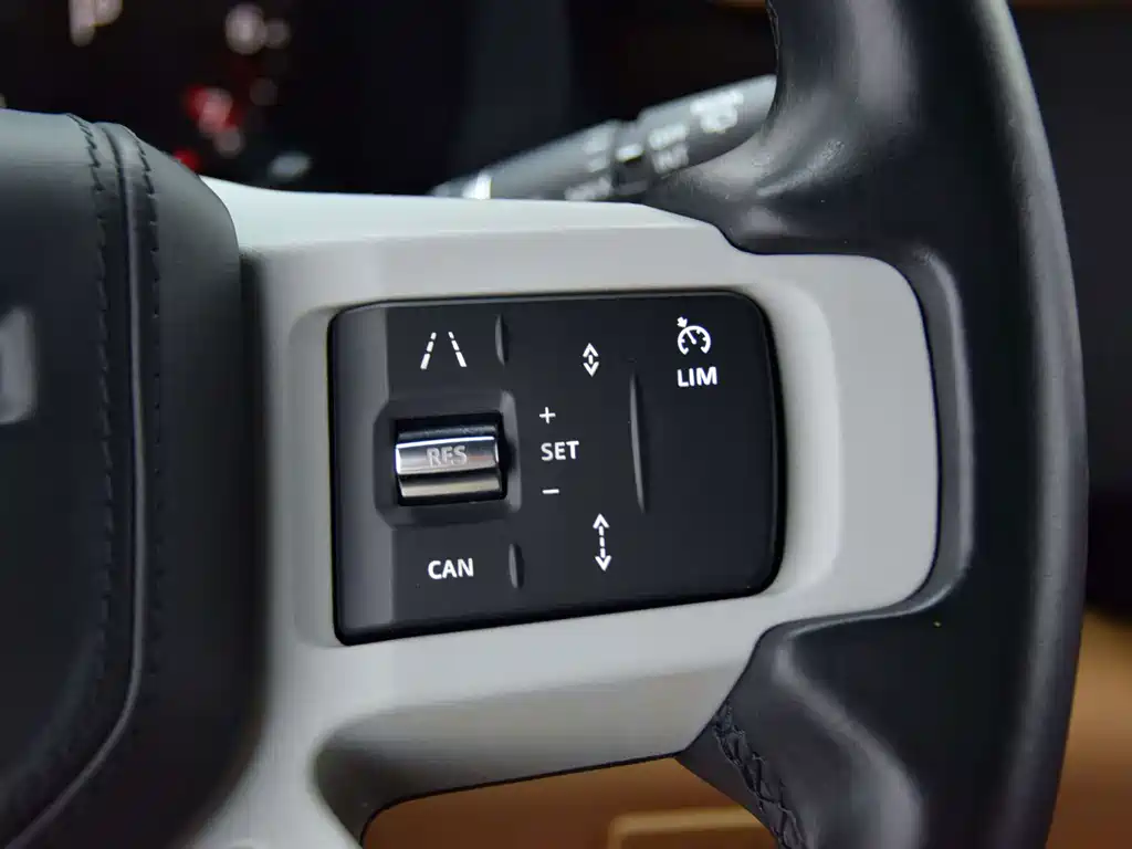 Land Rover Defender 2023 — фото 11