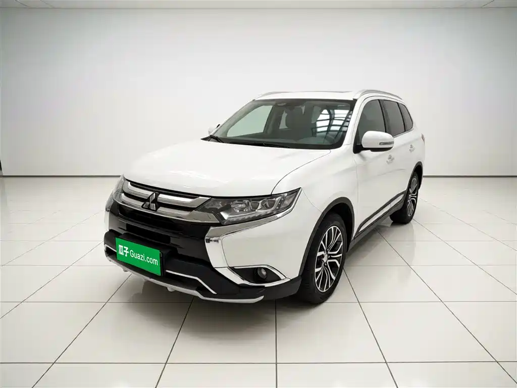 Mitsubishi Outlander 2017 — фото 1