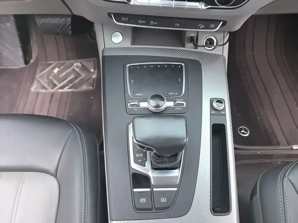 Audi Q5L 2018 — фото 31