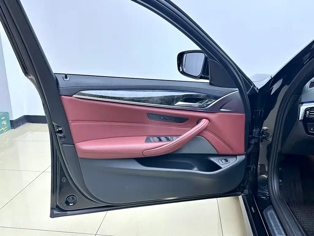 BMW 5 Series 2021 — фото 18
