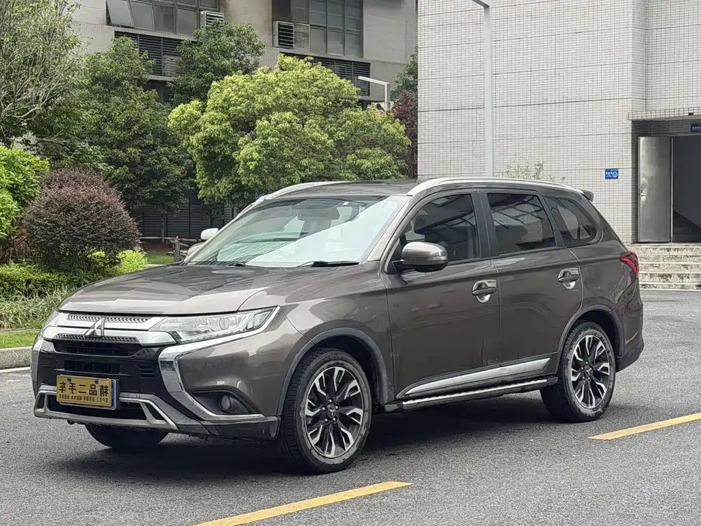 Mitsubishi Outlander 2019 — фото 3
