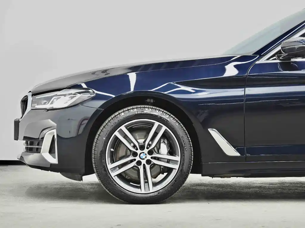 BMW 5 Series 2022 — фото 17