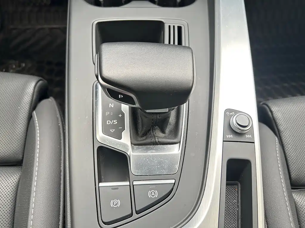 Audi A4L 2023 — фото 14