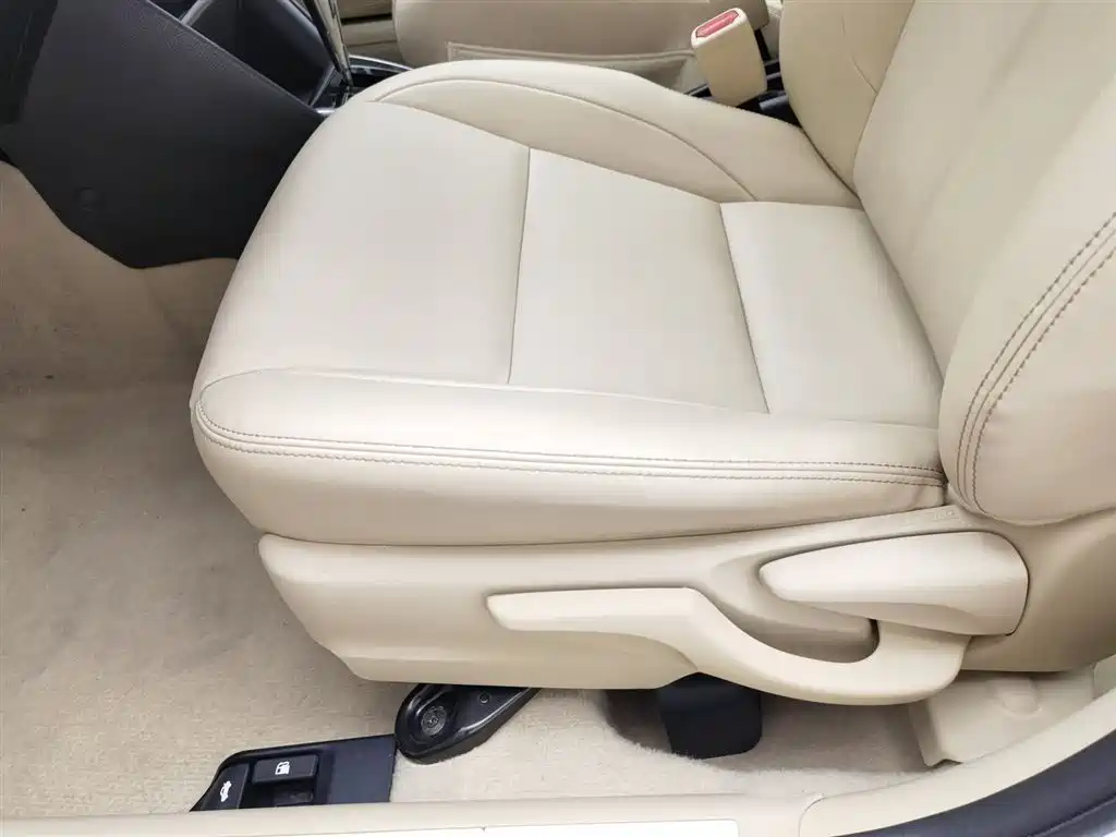 Toyota Yaris L 2017 — фото 20