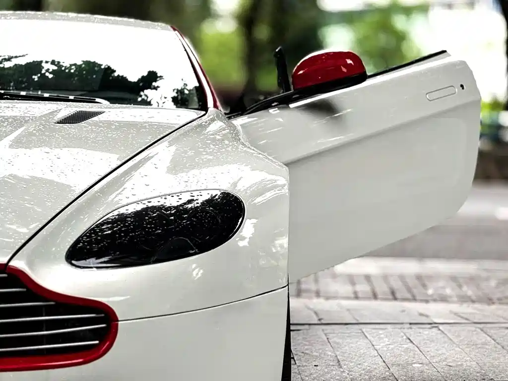 Aston Martin V8 Vantage 2013 — фото 8