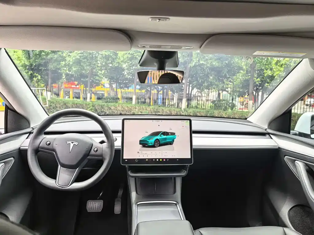 Tesla Model Y 2024