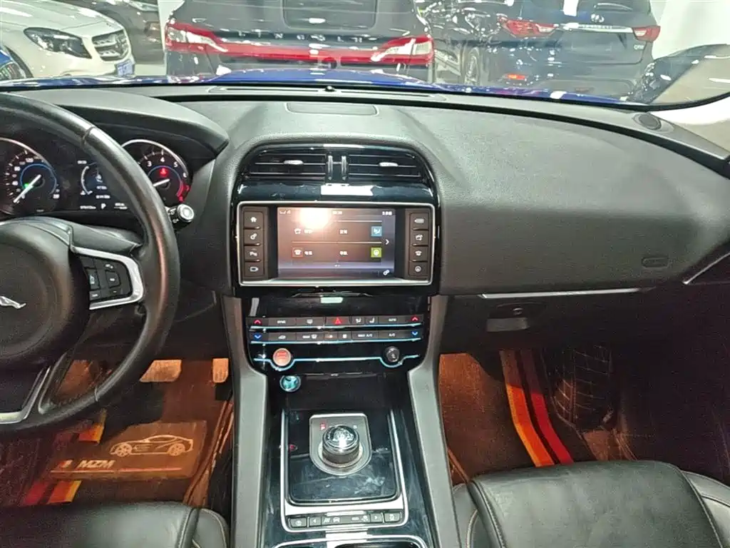 Jaguar F-PACE 2018 — фото 13