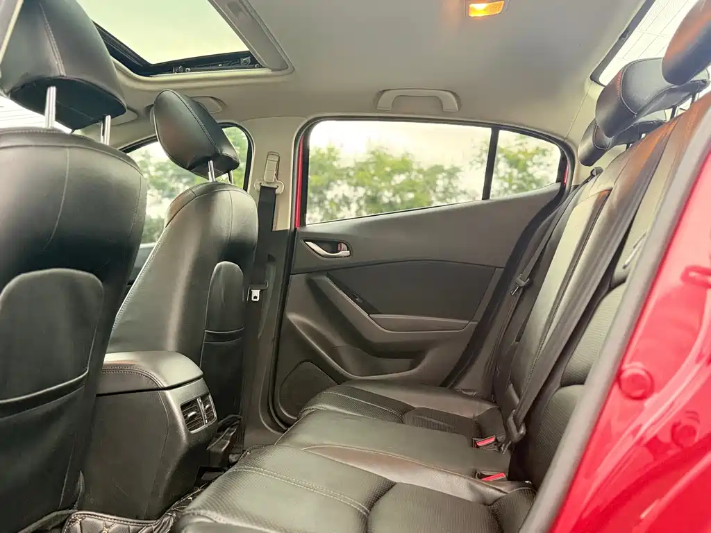 Mazda 3 Axela 2018 — фото 15