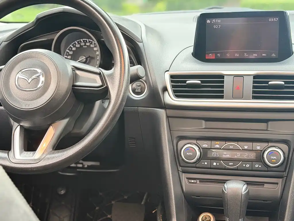 Mazda 3 Axela 2018 — фото 13
